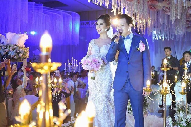 Đầu tháng 6/2017, Sang Lê chính thức lên xe hoa cùng chồng đại gia hơn 16 tuổi khiến nhiều khán giả bất ngờ. Không những thế, đám cưới của Sang Lê còn khiến truyền thông "sốc" với chi phí lên đến 10 tỷ đồng. 