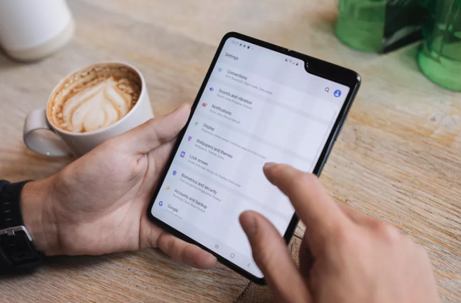 HOT: Smartphone gập lại Galaxy Fold sắp ra mắt tại Việt Nam - 3