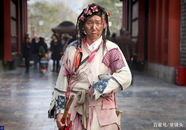 Trong suốt 8 năm qua, anh Lý Kim Cương chỉ làm một công việc là ăn mặc, đóng vai như một người ăn xin trong một khu công viên văn hóa giải trí ở Khai Phong, Hà Nam, Trung Quốc.