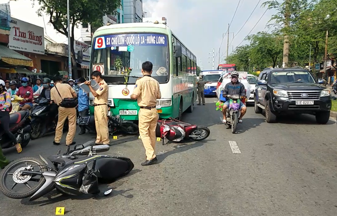 Hiện trường vụ tai nạn xe buýt “đại náo” tại giao lộ Hồng Bàng – Phạm Đình Hổ