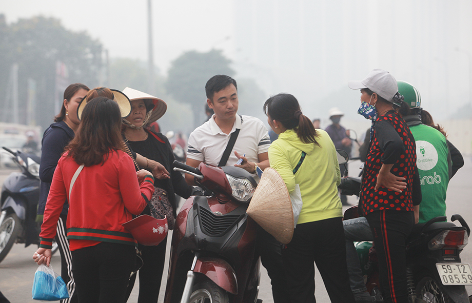 Cảnh mua, bán vé "chợ đen" trước SVĐ Mỹ Đình diễn ra nhộp nhịp. Cứ có khách cần mua thì cả hội xúm lại chào bán. Người hâm mộ cần bao nhiêu cũng có, đủ các khán đài.