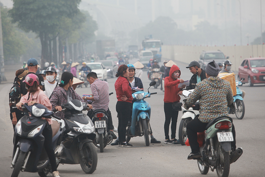 Ngày 7/11, VFF đã trả vé cho người hâm mộ qua đường bưu điện. Thị trường "chợ đen" bắt đầu nhộn nhịp, rất nhiều dân buôn đã rao bán vé với giá cao hơn giá gốc nhiều lần.