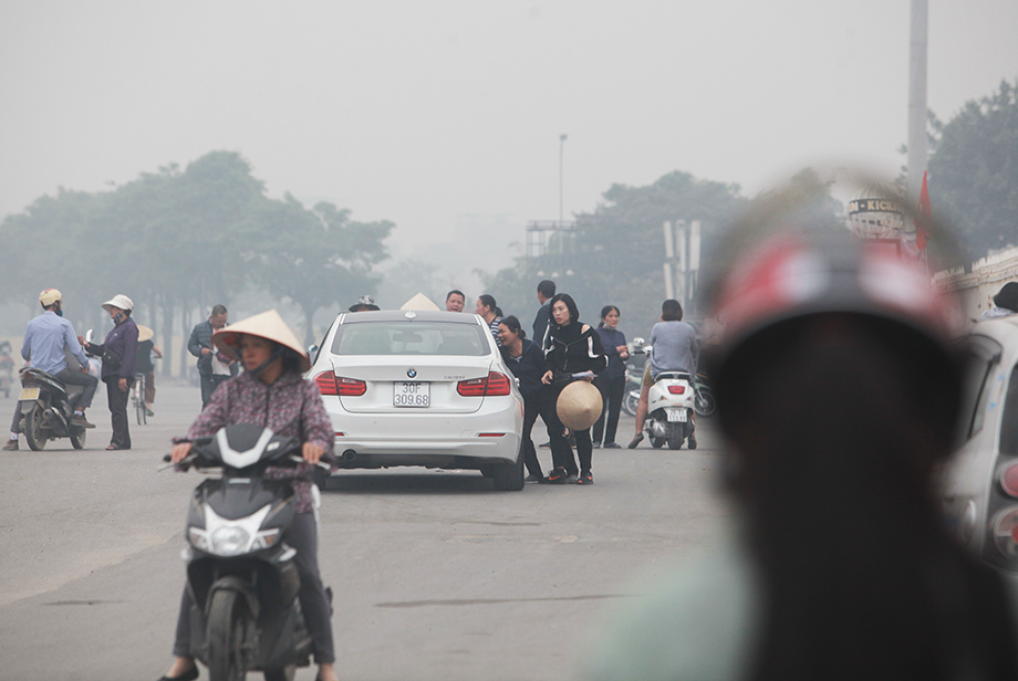 Nếu người nào mua nhiều vé mà không mang đủ tiền mặt, “cò vé” có sẵn số tài khoản để người mua vé chuyển khoản online.