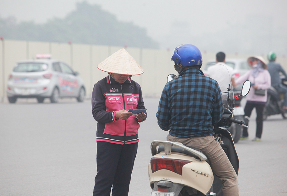 Hình ảnh một người bán lại vé cho cánh phe vé vì không có nhu cầu vào sân xem.