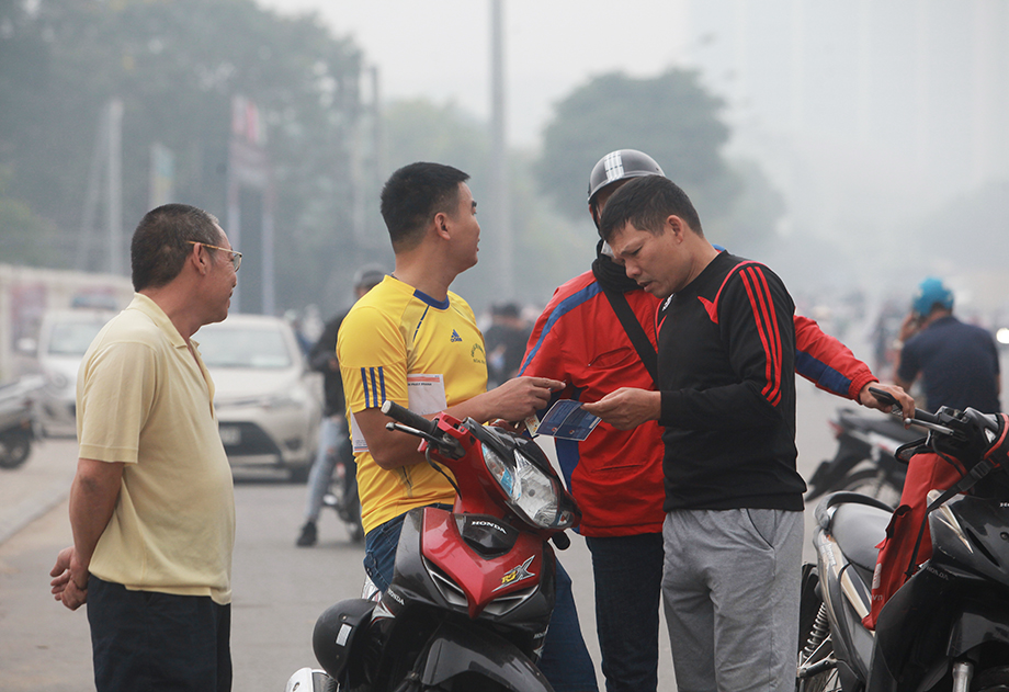 Nhiều người bán lại vé cho cánh phe vé để ăn chênh lệch. Giá vé tại khán đài A hoặc B (giá gốc 400.000 - 500.000 đồng) được đẩy lên 4 – 5 triệu đồng/cặp. Còn khán đài C, D (giá ghi trên vé 200.000 - 300.000 đồng) có giá mềm hơn, khoảng 2,5 triệu đồng/cặp.