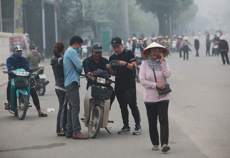 Cánh phe vé bán theo từng tốp, có thể họ cũng mua lại của nhau.