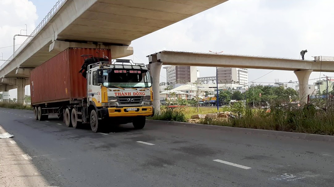 Ghi nhận của phóng viên, chiều cao của các xe container khi lưu thông trên đường song hành qua khu vực này gần tương đương với độ cao của cầu bộ hành.