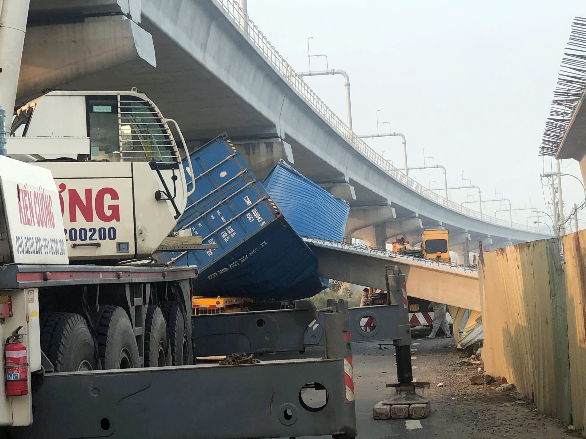 Thùng container biến dạng sau khi bị dầm cầu đè