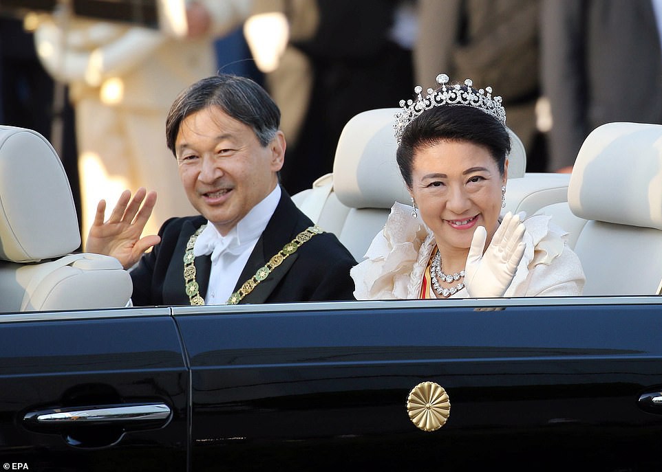 Nhật hoàng Naruhito và hoàng hậu Masuko lần đầu tiên xuất hiện trước công chúng sau lễ đăng quang.