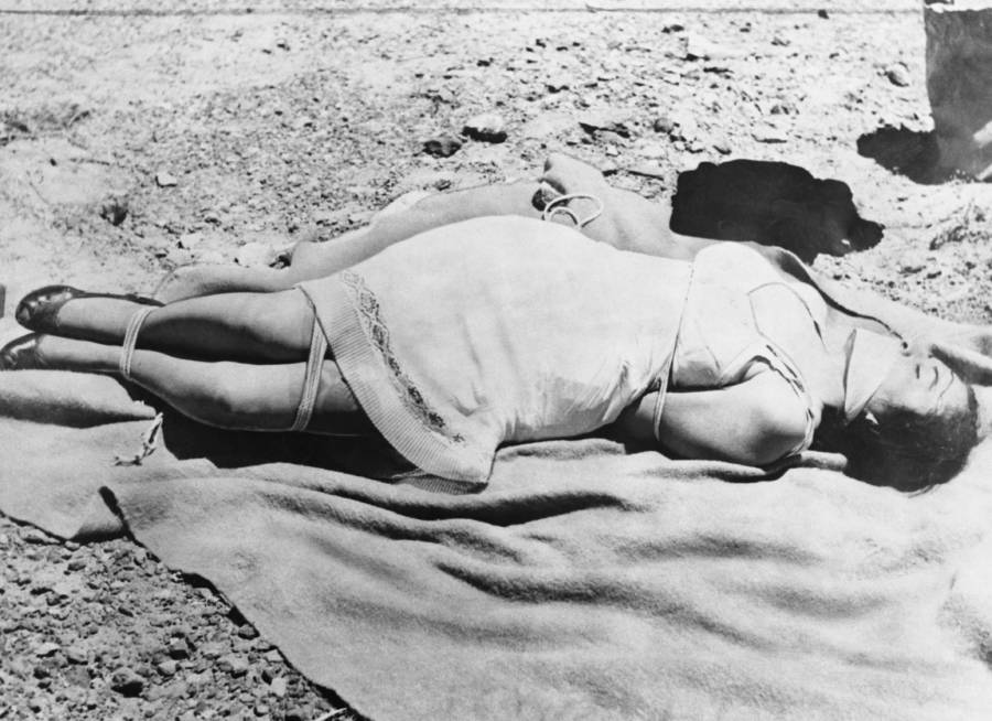 Nạn nhân Ruth Mecardo khi đang thoi thóp giữa sa mạc