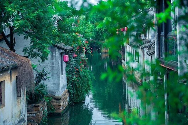 4.Chu Trang, thị trấn nước đầu tiên ở Trung Quốc. Người ta nói rằng có một thiên đường ở giữa Tô Châu và Hàng Châu, đó là một Chu Trang thanh bình được bao quanh bởi những con rạch, con kênh.
