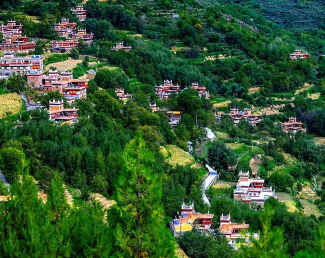 6.Làng Tây Tạng Jiaju rằm rải rác khắp nơi trên những ngọn đồi. Kiến trúc nhà Tây Tạng luôn để lại dấu ấn không thể nào phai mờ trong tâm trí khách du lịch.
