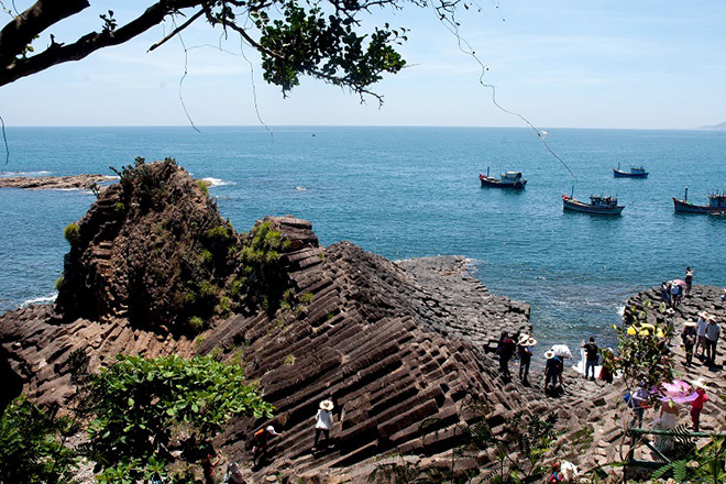 Du khách tham quan Ghềnh Đá Dĩa, Phú Yên.&nbsp;Ảnh:&nbsp;Thuy Lam