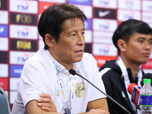 HLV&nbsp;Nishino trong buổi họp báo trước trận gặp Malaysia
