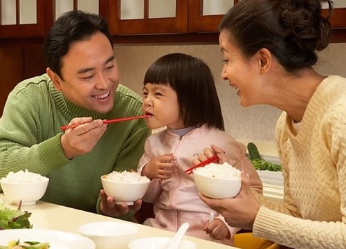 Nhai cơm cho trẻ, mớm cơm cho trẻ cũng là tác nhân gây bệnh ung thư dạ dày do lây truyền vi khuẩn HP.