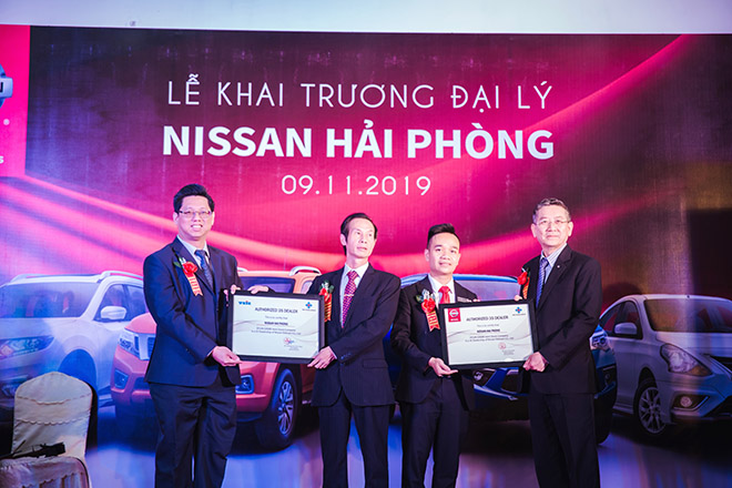 Lãnh đạo Nissan Hải Phòng nhận Giấy chứng nhận Đại lý ủy quyền từ Nissan Việt Nam