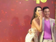 Thời trang - Mặc váy xẻ, Hà Anh gặp sự cố thời trang khi livestream