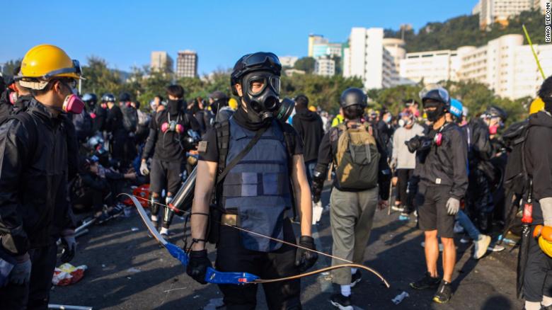 Hồng Kông: Cảnh sát bao vây trường đại học, sinh viên cố thủ - 1