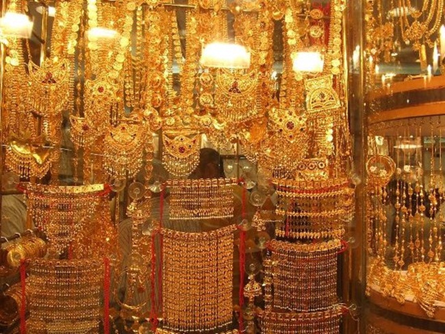 Khu chợ vàng nổi tiếng của Dubai nằm dọc đường Sikkat Al-Khail ở Deira. Nơi đây có 300 cửa hàng bán vàng lớn nhỏ. Ước tính có khoảng 10 tấn vàng ở khu chợ này.