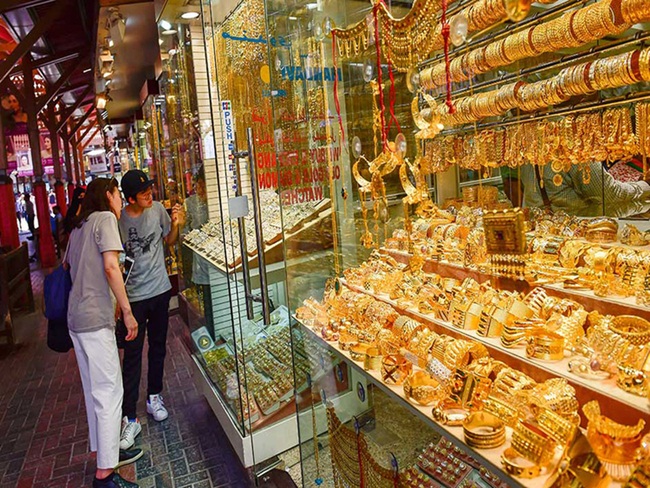 Du khách đến đây chiêm ngưỡng và mua bán trang sức rất nhiều khi du lịch Dubai.