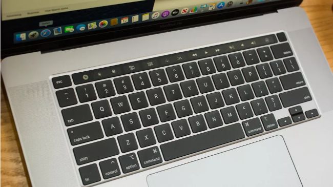 Nhưng điểm nhấn đáng chú ý nhất trên sản phẩm chính là hệ thống bàn phím Magic Keyboard mới dựa trên cơ chế phím scissor thiết kế lại để thay thế hình cánh bướm &#40;butterfly&#41; gặp nhiều lỗi.