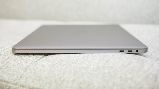Theo Apple, hiệu năng MacBook Pro mới có thể cao hơn đến 2,1 lần so với MacBook Pro 15 inch sử dụng CPU lõi tứ cũ.