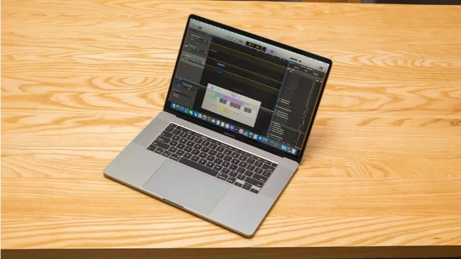 MacBook Pro mới đi kèm pin 100Wh hứa hẹn sẽ giúp duy trì tối đa 11 giờ sử dụng khi duyệt web qua Wi-Fi hoặc phát video. Các tác vụ nặng hơn sẽ giảm thời gian sử dụng của pin.
