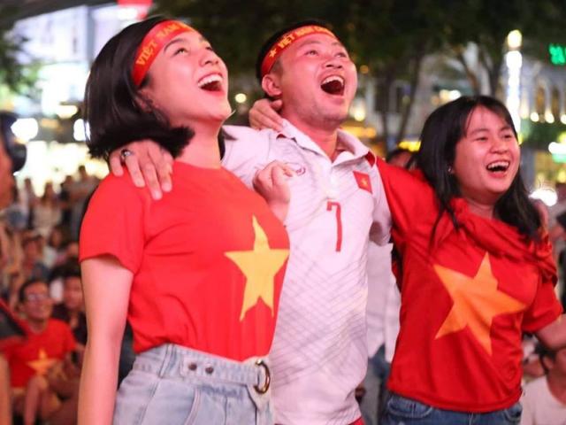 Fan ở TP.HCM “tiếp lửa” tuyển Việt Nam đấu UAE trên phố đi bộ Nguyễn Huệ