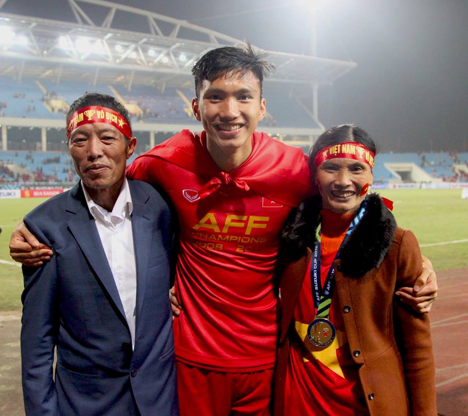 Ông Thắng cùng vợ và con trai Văn Hậu trong một lần ra Mỹ Đình cổ vũ ĐT Việt Nam.