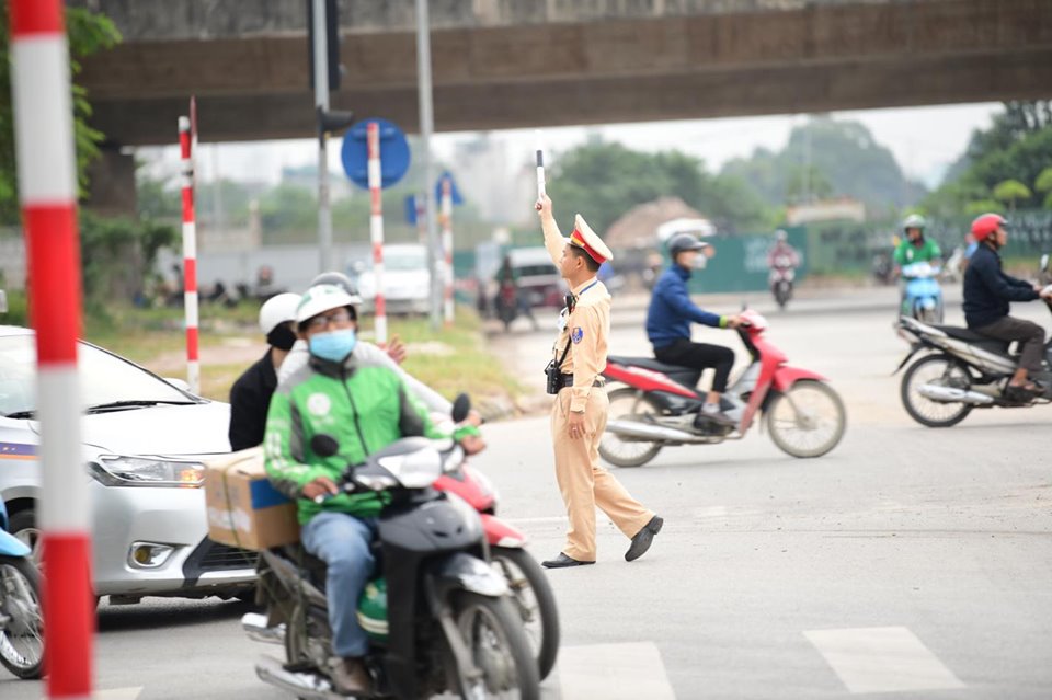 &nbsp;Ngay từ đầu giờ chiều cùng ngày, Công an TP.Hà Nội triển khai lực lượng cảnh sát giao thông trực tại các chốt, điểm xung quanh sân vận động, đường Lê Quang Đạo, Lê Đức Thọ.