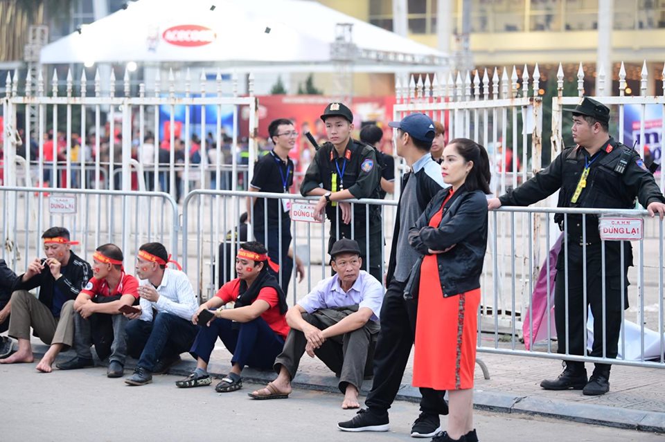 Nhiều lớp hàng rào sắt được dựng phía trước sân Mỹ Đình nhằm đảm bảo an toàn cho người hâm mộ vào sân.