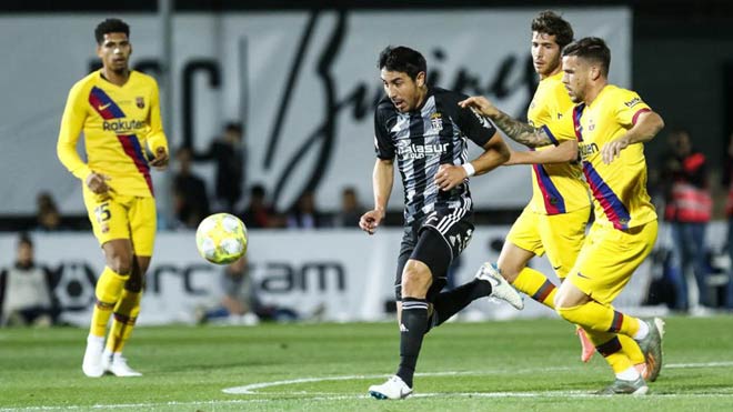 Cartagena (áo sọc đen - trắng) gây ra không ít khó khăn cho Barcelona trong hiệp 1