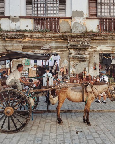 Di chuyển bằng xe ngựa vòng quanh khu phố cổ cũng là trải nghiệm thú vị