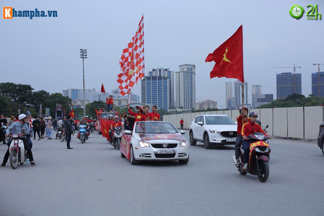 Không khí ĐT Việt Nam đấu UAE: Muôn màu sắc đỏ Việt Nam - 10