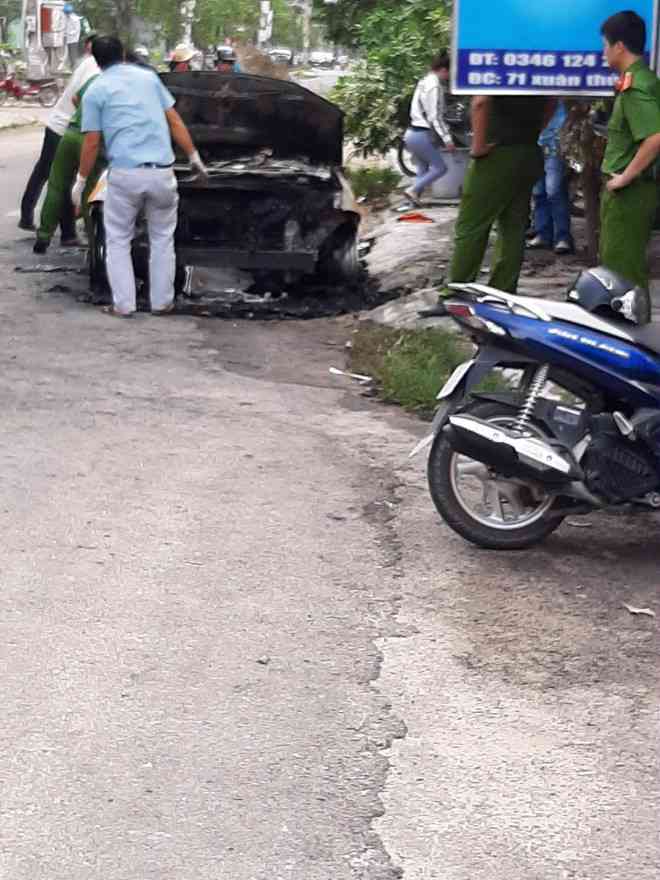 Lực lượng Công an tiến hành khám nghiệm hiện trường vụ cháy