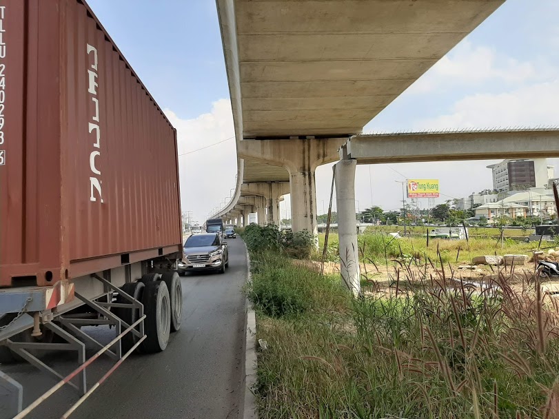 Ghi nhận của phóng viên, chiều cao của các xe container khi lưu thông trên đường song hành qua khu vực này gần tương đương với độ cao của cầu bộ hành.