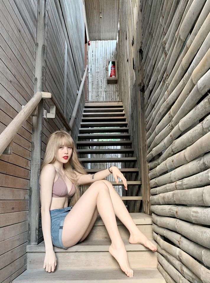 Thiều Bảo Trâm sở hữu cơ bụng săn chắc do tập luyện và thực hiện chế độ ăn hợp lý.