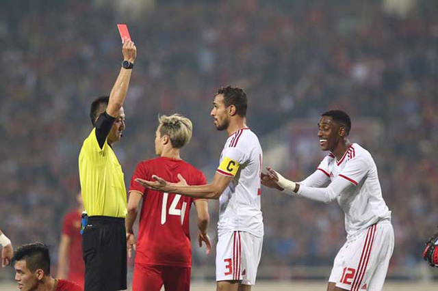 Trọng tài rút thẻ đỏ trực tiếp đối với cầu thủ đội bạn phạm lỗi với Tiến Linh. Ảnh: Khám Phá