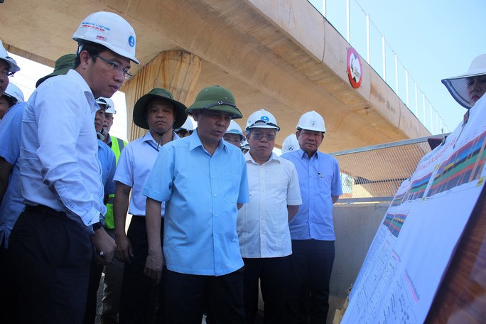 Ông Nguyễn Tiến Thành, nguyên Giám đốc dự án đường cao tốc Đà Nẵng - Quảng Ngãi (hàng trên, ngoài cùng bên trái)