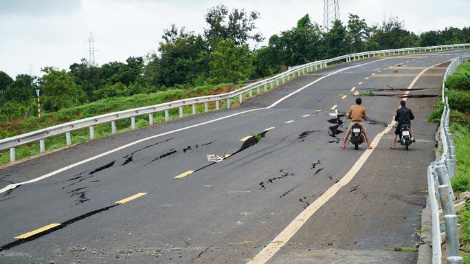 Đường tránh qua thị trấn Chư Sê vào ngày 4-9 bị sụt lún, nứt toác