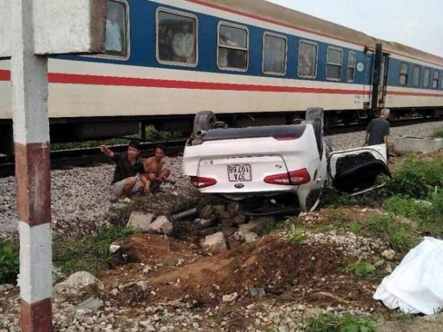 Ô tô bị tàu hỏa tông lật ngửa, nữ tài xế chết thảm