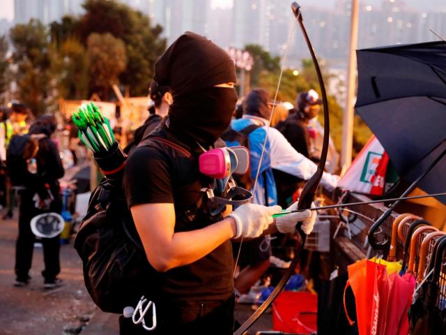 闖入香港抗議者練習射箭的“軍工廠”