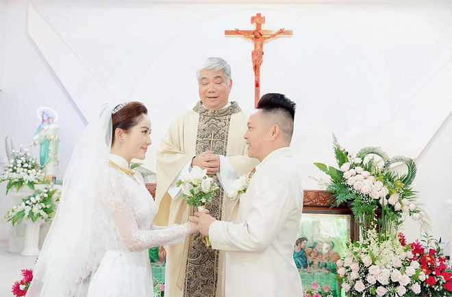 Bảo Thy và chú rể Phan Lĩnh làm hôn lễ trong nhà thờ vào sáng 15/11