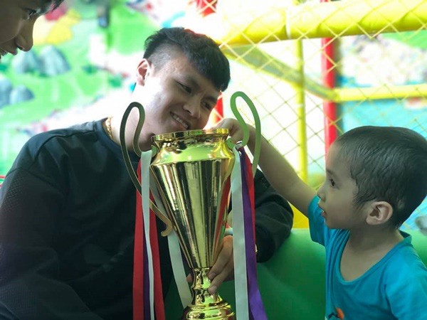 Quang Hải và đồng đội từng mang chiếc cúp vàng AFF Cup 2018 tới Bệnh viện Nhi trung ương thăm Tôm và nhiều bệnh nhi ung thư khác