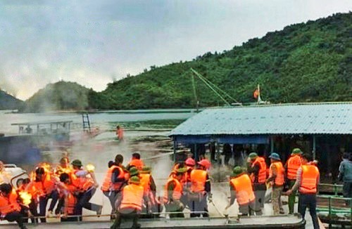 Lực lượng chức năng huyện Vân Đồn bị người dân ném bom xăng