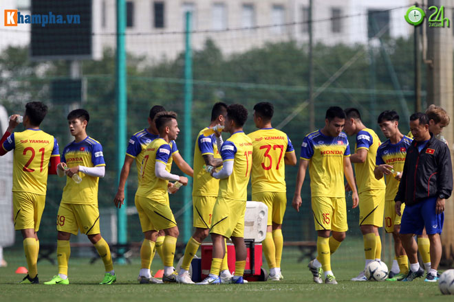 Huy Hùng, Anh Đức, Hoàng Đức...bở hơi tai với bài tập thể lực của trợ lý thầy Park vào thời điểm giữa trưa nắng.