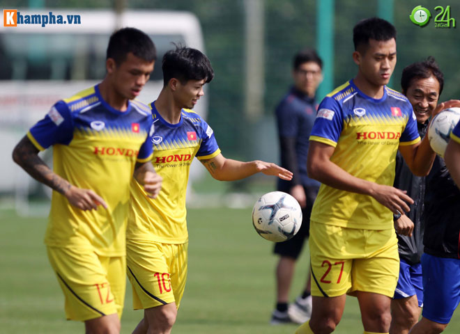 Công Phượng và đồng đội hào hứng "luyện công", dù buổi tập của ĐT Việt Nam diễn ra vào thời điểm giữa trưa nắng.