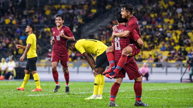Ngôi sao Chanathip Songkrasin mở tỷ số sớm nhưng Thái Lan vẫn thua ngược Malaysia 1-2