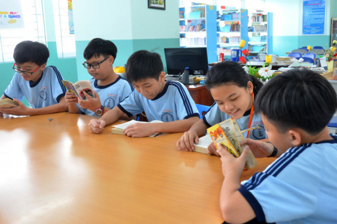 Học sinh một trường ở TP HCM hứng thú trong giờ đọc sách