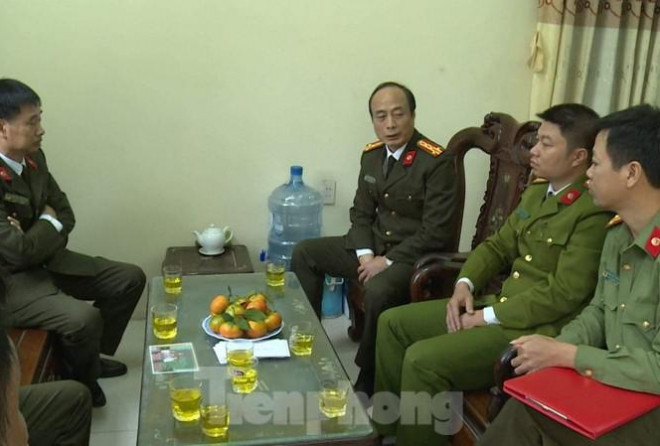 Thiếu tá Đỗ Đặng Trung (ngồi giữa bên phải) đang điều trị phơi nhiễm HIV - Ảnh: Hoàng Long